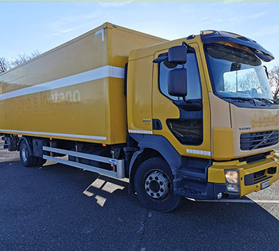 Camion élevateur Volvo jaune pour transport rapide chez TSV