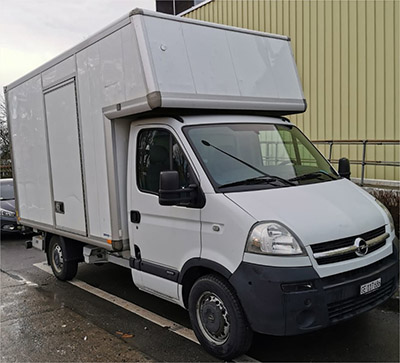 Véhicule de transport rapide Opel Movani garé près des locaux de TSV